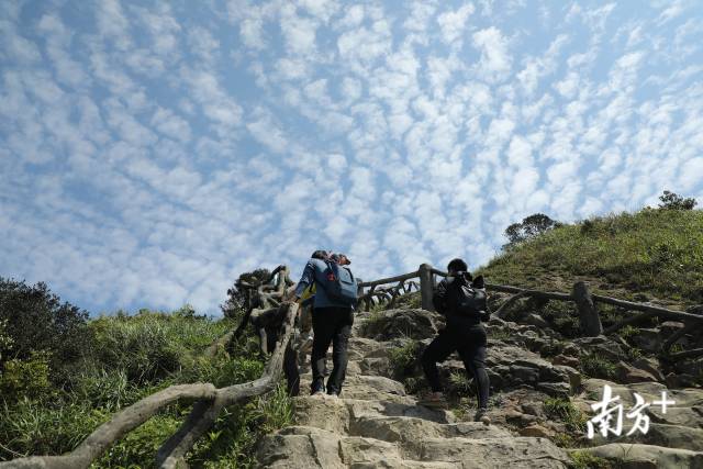 4月28日“深圳十峰”全民健身登山活動(dòng)啟動(dòng)儀式在鵬城第一峰梧桐山舉行。經(jīng)過(guò)近一個(gè)月的宣傳預(yù)熱，“深圳十峰”終于拉開(kāi)序幕，正式亮相。